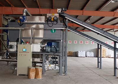 化工原料自動拆包投料站，25KG袋料自動破袋機現(xiàn)場